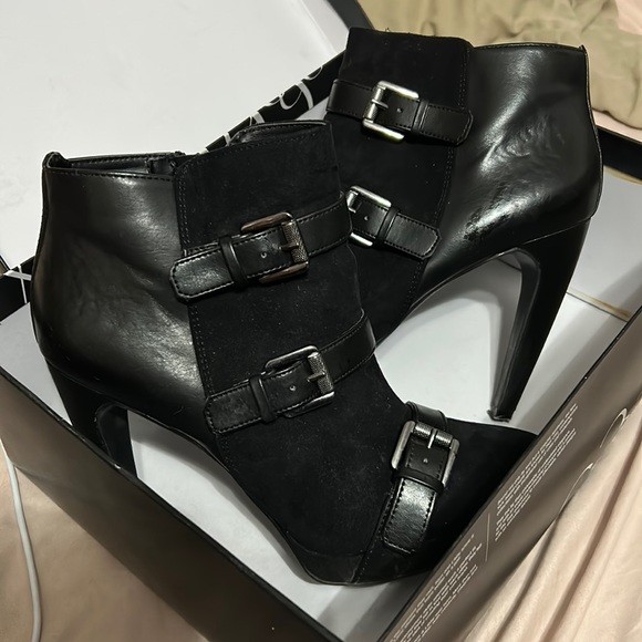 Black heeled booties - Picture 3 of 6